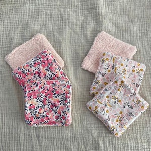 Puede incluir: Cuatro almohadillas reutilizables para desmaquillar. Dos almohadillas son rosas con un patr&oacute;n floral y dos almohadillas son blancas con un patr&oacute;n floral. Las almohadillas est&aacute;n hechas de un tejido suave y absorbente y son perfectas para quitar el maquillaje y limpiar la piel.