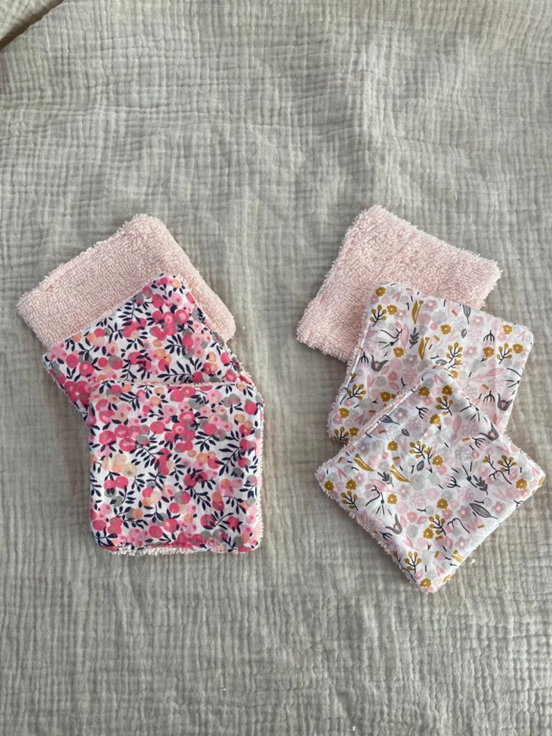 Puede incluir: Cuatro almohadillas reutilizables para desmaquillar. Dos almohadillas son rosas con un patr&oacute;n floral y dos almohadillas son blancas con un patr&oacute;n floral. Las almohadillas est&aacute;n hechas de un tejido suave y absorbente y son perfectas para quitar el maquillaje y limpiar la piel.