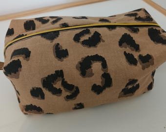Neceser rectangular con estampado de leopardo