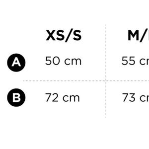 Puede incluir: Una camiseta blanca con cuello redondo, acompa&ntilde;ada de una tabla de tallas. La tabla muestra las medidas en cent&iacute;metros para las tallas XS/S, M/L y XL/XXL. Las medidas son 50 cm, 55 cm y 60 cm para el pecho, y 72 cm, 73 cm y 74 cm para el largo.