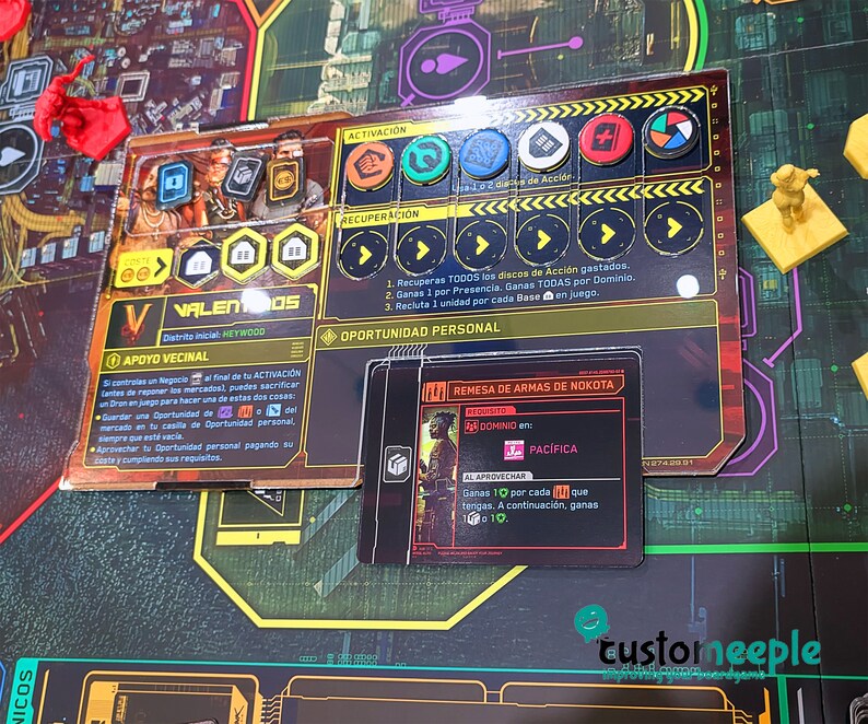 May include: A close-up of a board game card with a black and red border. The card features a character with a black and white patterned shirt and a black and white patterned hat. The card text reads "Remesa de Armas de Nokota" and "Dominio Pac&iacute;fica".