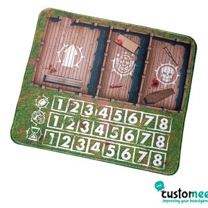 Può includere: Un componente rettangolare di un gioco da tavolo con un design a pavimento in legno, simboli bianchi, numeri e icone di dadi. Il bordo è verde e include un logo in basso a destra. Il gioco ha un tema cupo.