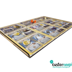 Pu&ograve; includere: Un inserto per giochi da tavolo in legno con scomparti in plastica trasparente per contenere le carte da gioco. L'inserto &egrave; progettato per il gioco da tavolo "Mansions of Madness: Second Edition".