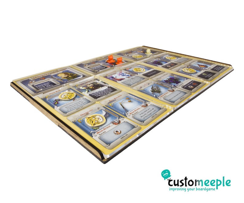 Pu&ograve; includere: Un inserto per giochi da tavolo in legno con scomparti in plastica trasparente per contenere le carte da gioco. L'inserto &egrave; progettato per il gioco da tavolo "Mansions of Madness: Second Edition".