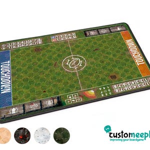 Könnte beinhalten: Rechteckige Spielmatte mit grünem Feld-Design, mit Yard-Linien, Endzonen und einer Football-Grafik. Die Matte trägt das Wort "TOUCHDOWN" in Weiß auf blauem und orangefarbenem Hintergrund. Das Logo "customeeple" ist sichtbar.