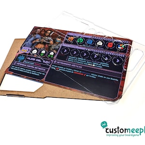 May include: A clear acrylic organizer for a board game. The organizer has slots for tokens, cards, and other game components. The organizer is designed to fit a specific board game, as indicated by the text on the organizer: "ROHAJOS DEL VUD&Uacute;".