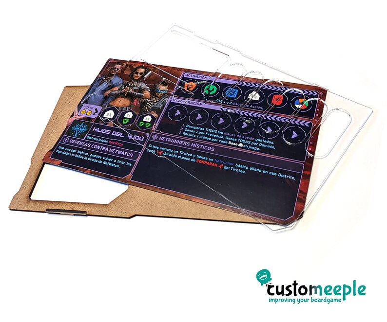 May include: A clear acrylic organizer for a board game. The organizer has slots for tokens, cards, and other game components. The organizer is designed to fit a specific board game, as indicated by the text on the organizer: "ROHAJOS DEL VUD&Uacute;".