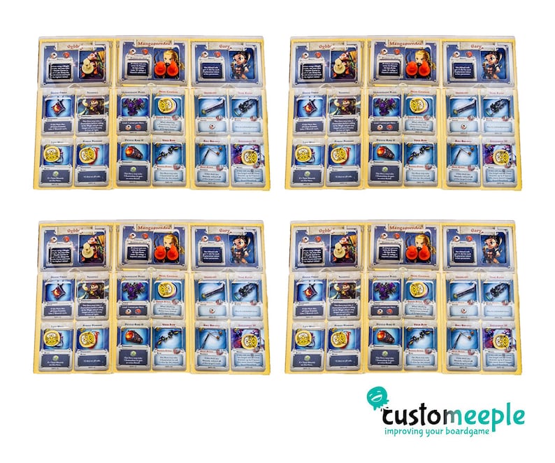 Pu&ograve; includere: Quattro set di 18 carte, ciascuna con un personaggio e un oggetto diversi. Le carte sono gialle con un bordo blu e presentano illustrazioni di personaggi e oggetti. Le carte sono disposte in una griglia.