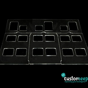 Pu&ograve; includere: Organizzatore in acrilico trasparente con pi&ugrave; scomparti per riporre piccoli oggetti. L'organizzatore &egrave; progettato per contenere carte da gioco o altri piccoli componenti di gioco.