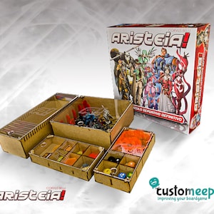 Op de afbeelding: Een houten box organizer voor het bordspel "Aristeia!" van Corvus Belli. De doos heeft meerdere compartimenten voor het opbergen van de spelonderdelen, waaronder kaarten, dobbelstenen en miniaturen. De doos is gemaakt van natuurlijk hout en heeft een doorzichtig plastic deksel.