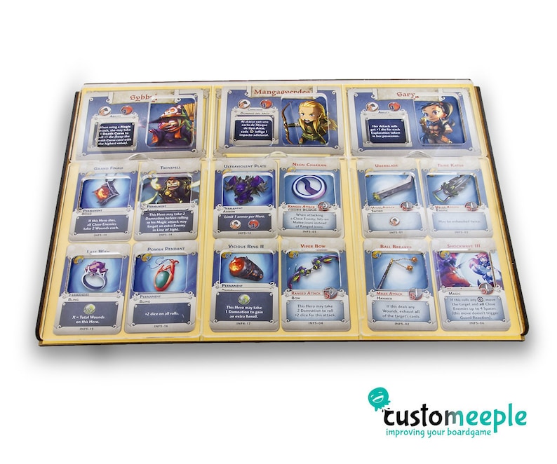 Pu&ograve; includere: Un organizzatore in legno con 12 slot per contenere le carte. Ogni slot ha un inserto in plastica trasparente per proteggere le carte. L'organizzatore &egrave; etichettato con i nomi dei personaggi del gioco, come "Ogdo", "Mangawonder" e "Gary".