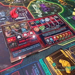 May include: A close-up of a board game card with a red and black design. The card features a character named Maelstrom, with the text "Distrito inicial: WATSON" and "HASTA LOS DIENTES". The card also includes a cost, fury, and activation section.