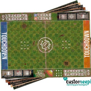 Könnte beinhalten: Ein Stapel Spielkarten mit einem grünen Spielfeld, weißen Linien und Endzonen mit der Aufschrift "TOUCHDOWN". Die Karten zeigen eine Football-Grafik in der Mitte und nummerierte Abschnitte. Das Custom Meeple-Logo ist sichtbar.