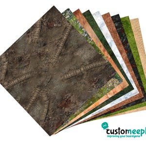 Könnte beinhalten: Ein Stapel Brettspielmatten mit verschiedenen Geländedesigns. Die oberste Matte zeigt einen Feldweg mit Holzbrücken. Andere Matten zeigen Landschaften wie Gras, Lava und Schnee. Die Matten sind von custommeeple.