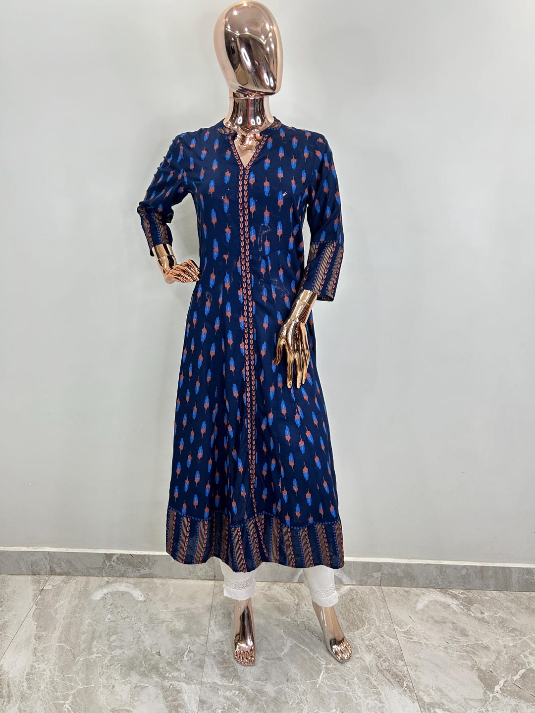 Women'S White & Navy Blue Printed Straight Kurti