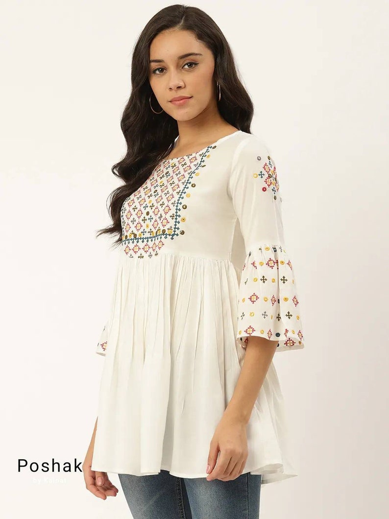 Indien imprimé blanc cassé coton sans manches tunique avec pompon Kurtis Tops ethniques Indien imprimé blanc cassé coton sans manches tunique avec pompon Kurtis Tops ethniques