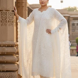 Conjuntos de kurta de algodón puro para mujer: kurta recta de algodón blanco bordado con pantalón y dupatta. Conjuntos de kurta Chikankari para fiestas.