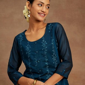 Kurta brodé en soie pour femme Tenues de soirée ethniques indiennes Robe indienne Kurtis pour femme Haut tunique kurta en soie brodée bleu canard image 2