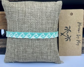 Pulsera de la amistad tejida a mano con diseño de olas griegas / Azul / Macramé de Meg
