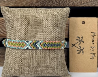 Pulsera de la amistad tejida a mano con punta de flecha colorida / Macramé de Meg