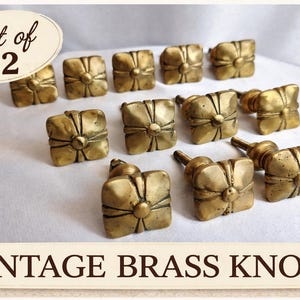 Set mit 12 Vintage-Schubladenknöpfen aus Messing – Schrankbeschläge – Antikgoldene Kommodenknöpfe – Möbelgriffe aus massivem Messing – Handgegossen im Stil der Mitte des 20. Jahrhunderts