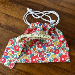 Sacchetto regalo di Natale e targhetta in tessuto Liberty. Sacchetto regalo di Natale. Carta regalo di Natale.