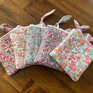 Piccola pochette in tessuto Liberty. Mini pochette per il trucco, portamonete, portamonete per bambini. Pochette per cosmetici.