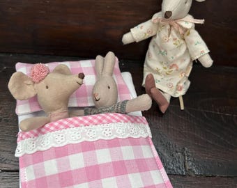 Gingham Fabric Sleeping Bag for Maileg Mouse. Sylvanians. 18.5 cms by 13 cms.  Maileg Bedding