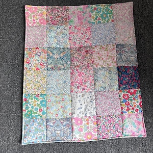 Colcha de retazos para muñeca. Telas Liberty Tana Lawn. 43 cm x 51 cm.