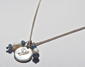 Bellissima collana in argento sterling 925 con un delicato ciondolo con angelo custode, zaffiri blu e perle d'acqua dolce in bianco-argento<3