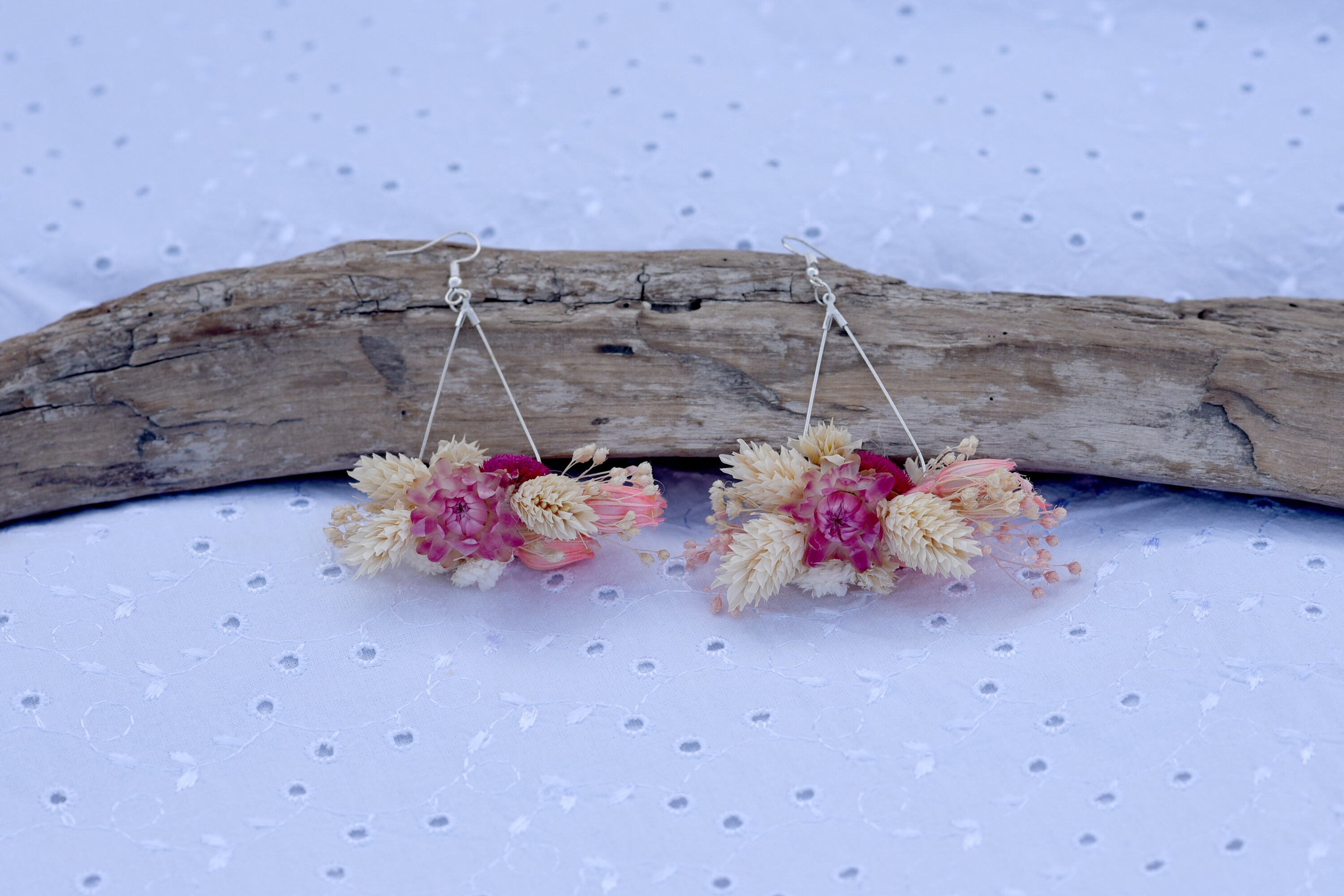 Preserved flower small flower earrings small star wreath earrings earring  UV resin - Shop floral-footprint Earrings & Clip-ons - Pinkoi