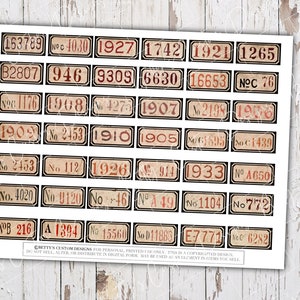 K&ouml;nnte beinhalten: Ein Blatt mit nummerierten Aufklebern im Vintage-Stil mit schwarzen R&auml;ndern und braunem Hintergrund. Die Zahlen sind rot und reichen von 76 bis 16653. Der Text "BETTY'S CUSTOM DESIGNS" befindet sich am unteren Rand des Blattes.