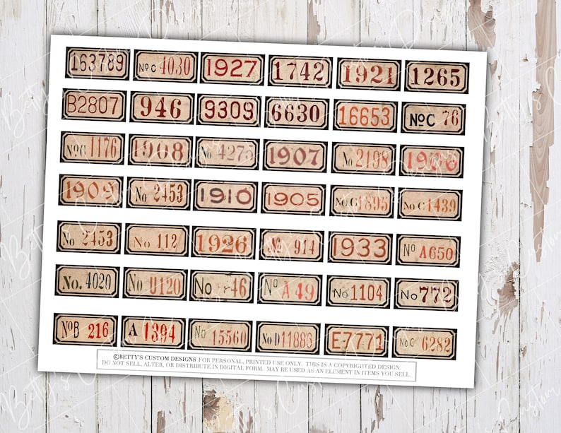 K&ouml;nnte beinhalten: Ein Blatt mit nummerierten Aufklebern im Vintage-Stil mit schwarzen R&auml;ndern und braunem Hintergrund. Die Zahlen sind rot und reichen von 76 bis 16653. Der Text "BETTY'S CUSTOM DESIGNS" befindet sich am unteren Rand des Blattes.