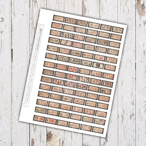 K&ouml;nnte beinhalten: Ein Blatt mit nummerierten Aufklebern im Vintage-Stil mit schwarzen R&auml;ndern und roten Zahlen. Die Zahlen reichen von 063 bis 2770. Die Aufkleber sind auf wei&szlig;em Papier gedruckt.
