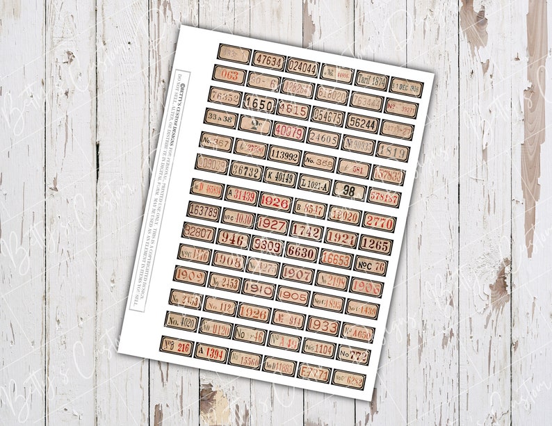 K&ouml;nnte beinhalten: Ein Blatt mit nummerierten Aufklebern im Vintage-Stil mit schwarzen R&auml;ndern und roten Zahlen. Die Zahlen reichen von 063 bis 2770. Die Aufkleber sind auf wei&szlig;em Papier gedruckt.