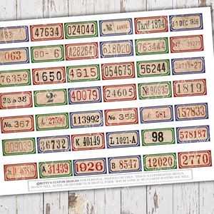 K&ouml;nnte beinhalten: Ein Blatt mit rechteckigen Aufklebern im Vintage-Stil, bunt, mit Zahlen und Text. Die Aufkleber haben ein abgenutztes, altes Aussehen mit wei&szlig;em Hintergrund und roten, blauen und gr&uuml;nen R&auml;ndern. Der Text auf den Aufklebern enth&auml;lt Zahlen, Daten und W&ouml;rter wie "Tarif", "Nr." und "Dez."