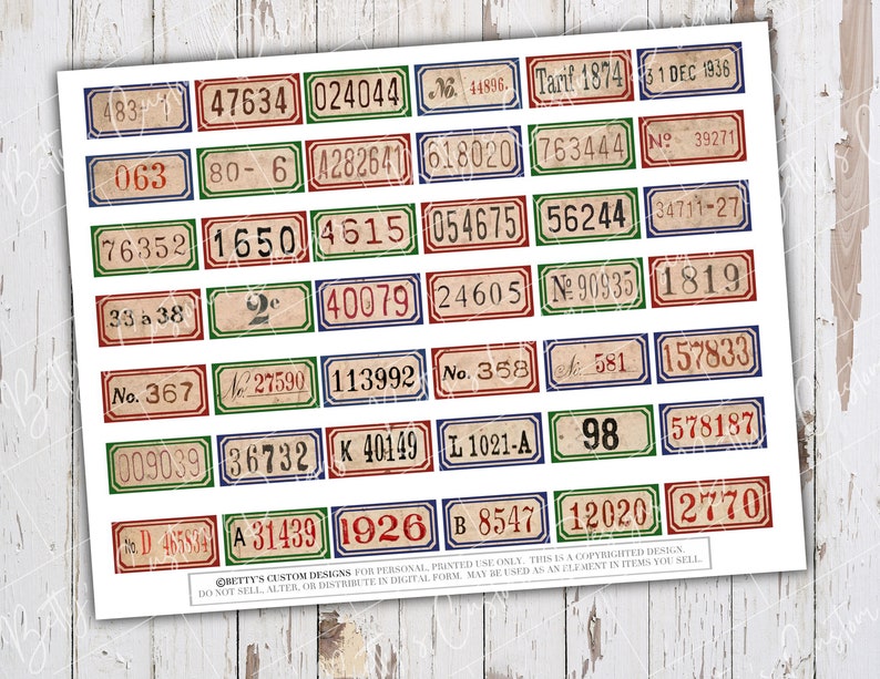 K&ouml;nnte beinhalten: Ein Blatt mit rechteckigen Aufklebern im Vintage-Stil, bunt, mit Zahlen und Text. Die Aufkleber haben ein abgenutztes, altes Aussehen mit wei&szlig;em Hintergrund und roten, blauen und gr&uuml;nen R&auml;ndern. Der Text auf den Aufklebern enth&auml;lt Zahlen, Daten und W&ouml;rter wie "Tarif", "Nr." und "Dez."