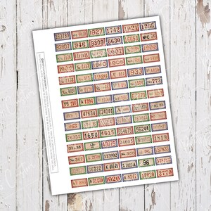 K&ouml;nnte beinhalten: Ein Blatt mit nummerierten Aufklebern im Vintage-Stil mit verschiedenen Farben und Schriftarten. Die Zahlen reichen von 1 bis 9999 und beinhalten Buchstaben und Abk&uuml;rzungen. Die Aufkleber sind perfekt, um Ihren Bastelarbeiten, Ihrem Scrapbooking oder Ihrer Inneneinrichtung einen Hauch von Vintage-Charme zu verleihen.