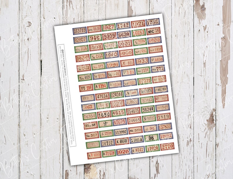 K&ouml;nnte beinhalten: Ein Blatt mit nummerierten Aufklebern im Vintage-Stil mit verschiedenen Farben und Schriftarten. Die Zahlen reichen von 1 bis 9999 und beinhalten Buchstaben und Abk&uuml;rzungen. Die Aufkleber sind perfekt, um Ihren Bastelarbeiten, Ihrem Scrapbooking oder Ihrer Inneneinrichtung einen Hauch von Vintage-Charme zu verleihen.