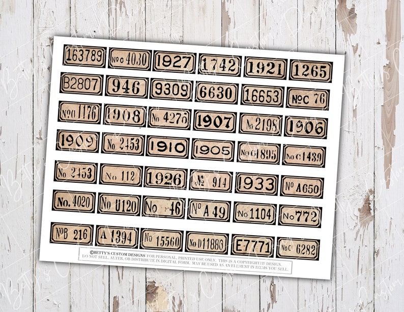 K&ouml;nnte beinhalten: Ein Blatt mit nummerierten Aufklebern im Vintage-Stil mit braunem Hintergrund und schwarzen R&auml;ndern. Die Zahlen reichen von 76 bis 16653. Der Text "BETTY'S CUSTOM DESIGNS FOR PERSONAL PRINTED USE ONLY. THIS IS A COPYRIGHTED DESIGN. DO NOT SELL, ALTER, OR DISTRIBUTE IN DIGITAL FORM. MAY BE USED AS AN ELEMENT IN ITEMS YOU SELL." ist unten aufgedruckt.