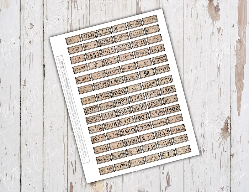 K&ouml;nnte beinhalten: Ein Blatt Papier mit einer Sammlung von nummerierten Etiketten im Vintage-Stil. Die Etiketten sind rechteckig und haben einen braunen Hintergrund mit schwarzen Zahlen und Text. Die Zahlen reichen von 1 bis 1934.