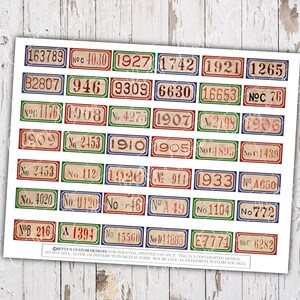K&ouml;nnte beinhalten: Ein Blatt mit nummerierten Aufklebern im Vintage-Stil mit einer Vielzahl von Zahlen, darunter 163789, 946, 1927, 1909, 1910, 1926, 1394 und 7771. Die Aufkleber sind auf einem beigefarbenen Hintergrund mit roten, blauen und gr&uuml;nen R&auml;ndern gedruckt.