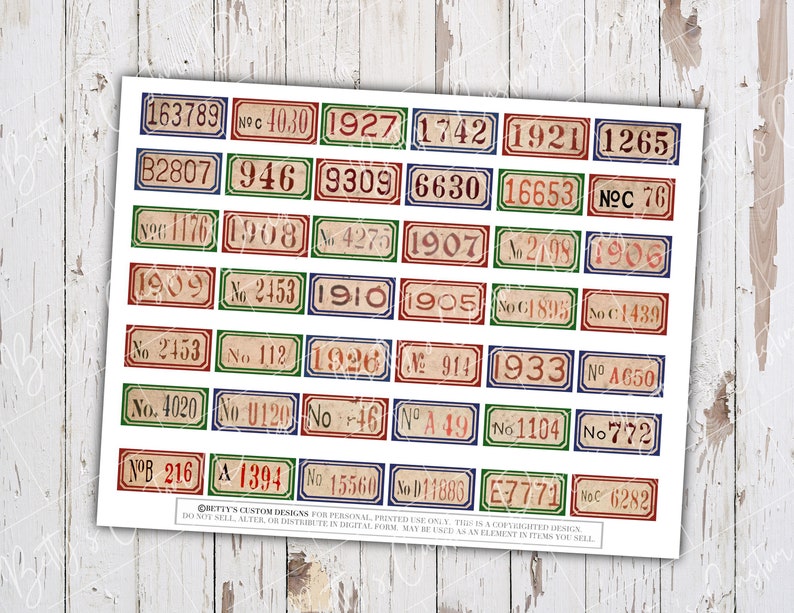 K&ouml;nnte beinhalten: Ein Blatt mit nummerierten Aufklebern im Vintage-Stil mit einer Vielzahl von Zahlen, darunter 163789, 946, 1927, 1909, 1910, 1926, 1394 und 7771. Die Aufkleber sind auf einem beigefarbenen Hintergrund mit roten, blauen und gr&uuml;nen R&auml;ndern gedruckt.