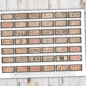 K&ouml;nnte beinhalten: Ein Blatt mit nummerierten Aufklebern im Vintage-Stil mit schwarzen R&auml;ndern und beigefarbenem Hintergrund. Die Zahlen reichen von 0 bis 9 und beinhalten verschiedene Zahlenkombinationen, wie z. B. 47634, 024044, 80-6, 4282641, 618020, 763444, 39271, 76352, 1650, 4615, 054675, 56244, 3477, 33, 38, 40079, 24605, 90935, 1819, 367, 27590, 113992, 368, 581, 157833, 009039, 36732, 40149, 1021-A, 98, 578187, D465934, 31439, 1926, 8547, 12020, 2770. Der Text "BETTY'S CUSTOM DESIGNS FOR PERSONAL PRINTED USE ONLY THIS IS A COPYRIGHTED DESIGN, DO NOT SELL, ALTER, OR DISTRIBUTE IN DIGITAL FORM. MAY BE USED AS AN ELEMENT IN ITEMS YOU SELL" ist unten aufgedruckt.