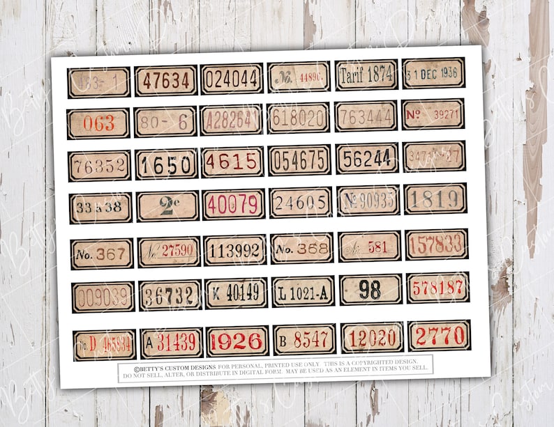 K&ouml;nnte beinhalten: Ein Blatt mit nummerierten Aufklebern im Vintage-Stil mit schwarzen R&auml;ndern und beigefarbenem Hintergrund. Die Zahlen reichen von 0 bis 9 und beinhalten verschiedene Zahlenkombinationen, wie z. B. 47634, 024044, 80-6, 4282641, 618020, 763444, 39271, 76352, 1650, 4615, 054675, 56244, 3477, 33, 38, 40079, 24605, 90935, 1819, 367, 27590, 113992, 368, 581, 157833, 009039, 36732, 40149, 1021-A, 98, 578187, D465934, 31439, 1926, 8547, 12020, 2770. Der Text "BETTY'S CUSTOM DESIGNS FOR PERSONAL PRINTED USE ONLY THIS IS A COPYRIGHTED DESIGN, DO NOT SELL, ALTER, OR DISTRIBUTE IN DIGITAL FORM. MAY BE USED AS AN ELEMENT IN ITEMS YOU SELL" ist unten aufgedruckt.