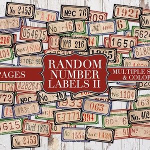 Könnte beinhalten: Eine Sammlung von Vintage-Nummern-Etiketten in verschiedenen Größen und Farben. Die Etiketten zeigen eine Vielzahl von Zahlen, darunter 2453, 76, 1921, 1104, 4020 und 1556. Die Etiketten sind auf Papier mit einem abgenutzten Look gedruckt und haben ein rustikales Aussehen.