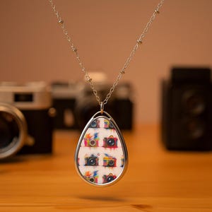 Collana con ciondolo ovale con macchine fotografiche colorate, design per gli amanti delle macchine fotografiche e della fotografia. Spedizione dagli Stati Uniti.