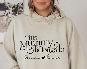 Esta mamá pertenece, sudadera con capucha de mamá personalizada con nombres personalizados, regalo de mamá, regalo de nueva mamá, regalo del día de la madre, sudadera con capucha del día de las madres, regalo de mamá