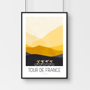 Pu&ograve; includere: Un poster minimalista con un paesaggio di montagna giallo e nero e un gruppo di ciclisti in fila. Il testo "Tour de France Dal 1903" &egrave; in fondo al poster.