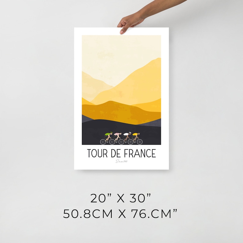 Pu&ograve; includere: Un poster minimalista con un paesaggio di montagna giallo e nero e cinque ciclisti in fila. Il testo "TOUR DE FRANCE" &egrave; stampato in nero nella parte inferiore del poster. Il poster misura 50,8 cm per 76 cm.
